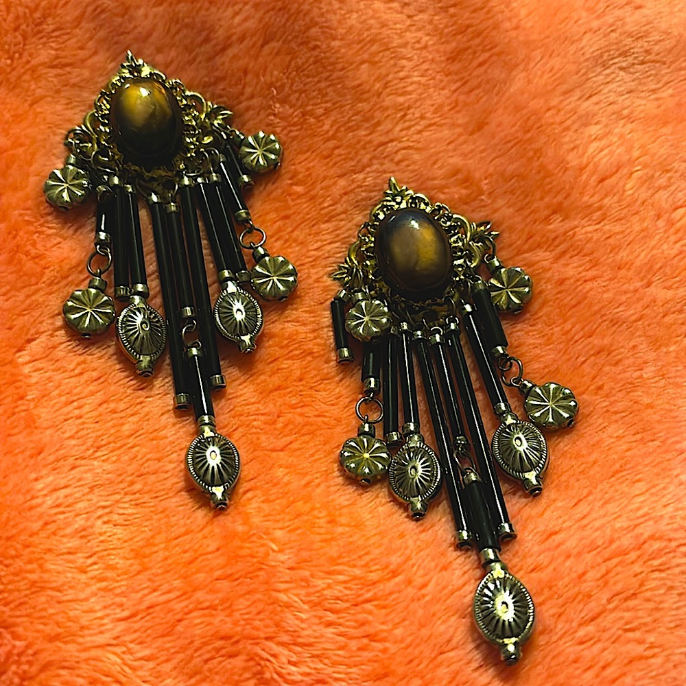 Vintage Clip on Earrings black and gold.